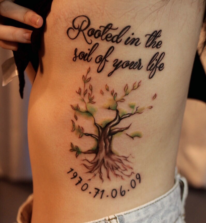 点击大图看下一张：一朵大树与英文一起的侧腰部纹身图案
