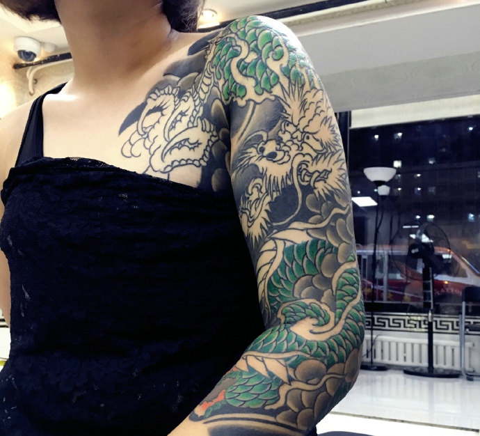 点击大图看下一张：吊带女生大臂传统邪龙纹身图案