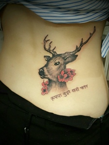 腰部后背小鹿与梵文一起的纹身刺青