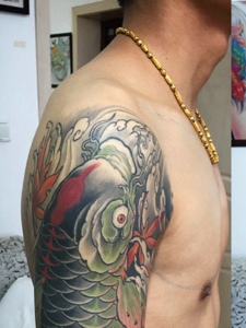 眼神明亮的大臂传统鲤鱼纹身图案