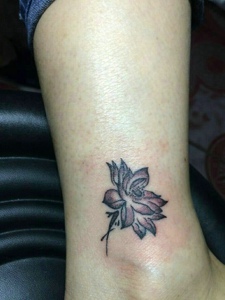 小腿部一朵单调的小小莲花纹身图案