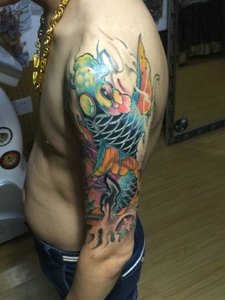大臂精致漂亮的彩色鲤鱼纹身图案
