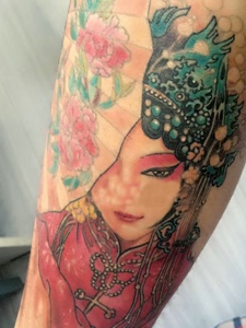 最受欢迎的一款手臂传统花旦纹身图案