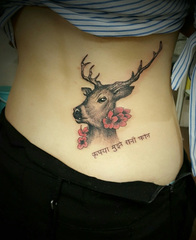 点击大图看下一张：腰部后背小鹿与梵文一起的纹身刺青