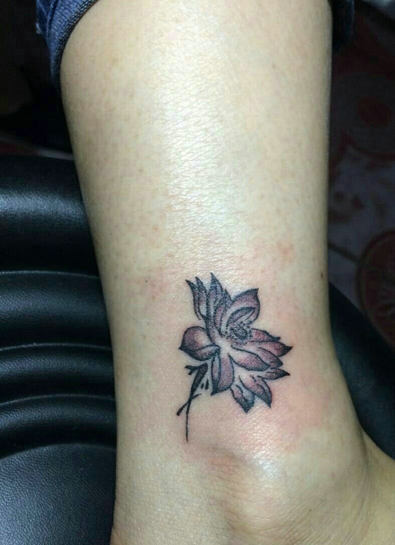 点击大图看下一张：美丽的莲花包小腿纹身图案
