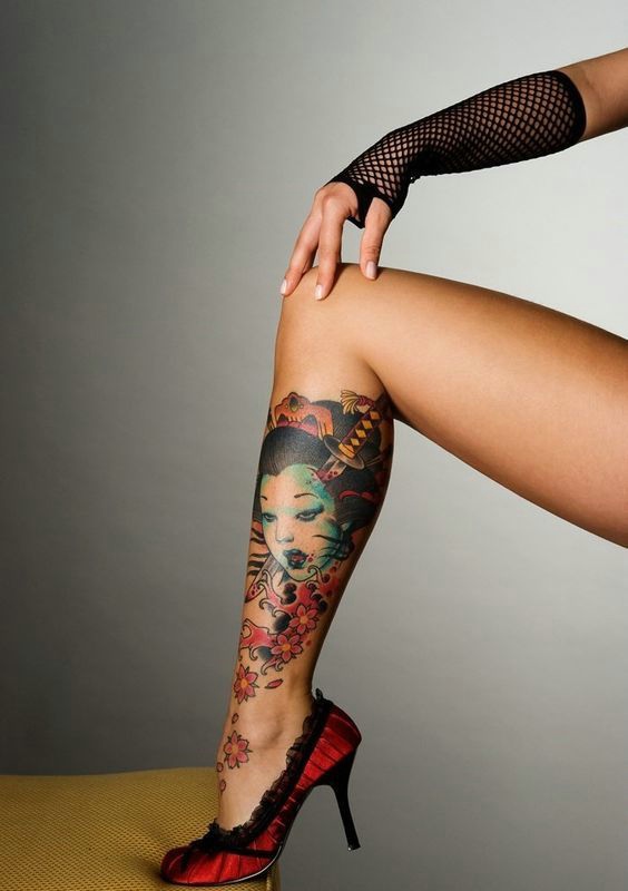 点击大图看下一张：两款不同风格的经典花妓纹身刺青