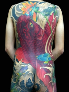 遮盖整个后背的日式大鲤鱼纹身图案