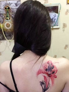 女生背部的花朵纹身刺青性感妩媚