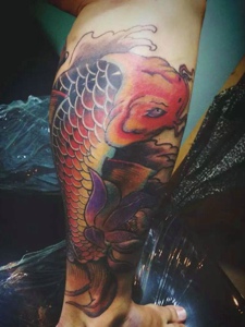 包小腿精神抖爽的红鲤鱼纹身图案