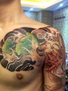 莲花与红鲤鱼结合的半甲纹身图案