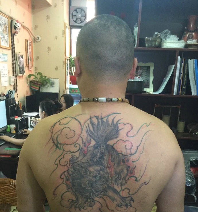 点击大图看下一张：后背正中间的传统麒麟纹身图案