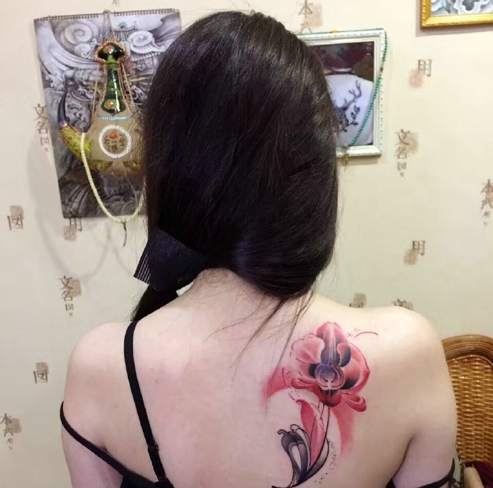 点击大图看下一张：女生背部的花朵纹身刺青性感妩媚