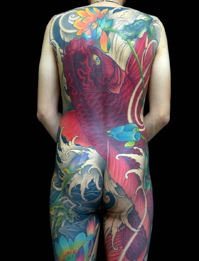 点击大图看下一张：遮盖整个后背的日式大鲤鱼纹身图案