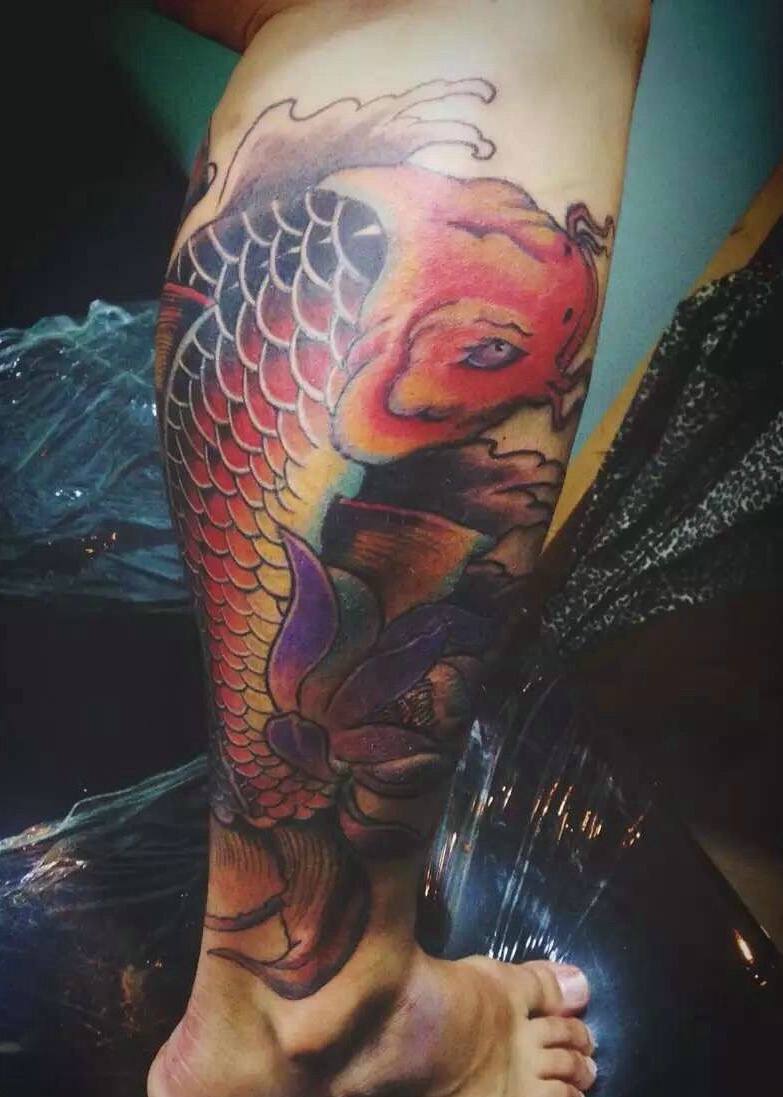 点击大图看下一张：包小腿精神抖爽的红鲤鱼纹身图案