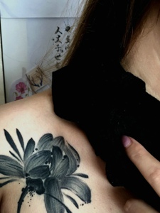 95后小女生香肩下的水墨荷花纹身图案
