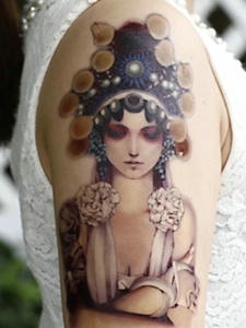 手臂一枚心思重重的传统花旦纹身刺青