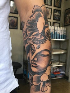 莲花与佛像结合的黑灰手臂纹身