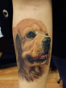 可爱呆萌的手臂彩色小狗纹身图案