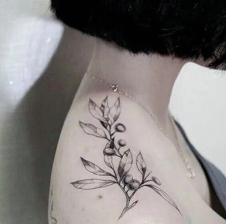 点击大图看下一张：短发女生香肩上的唯美花朵纹身图案
