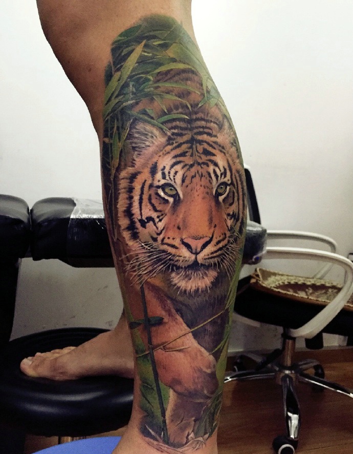 点击大图看下一张：包小腿凶恶的动物之王老虎纹身刺青