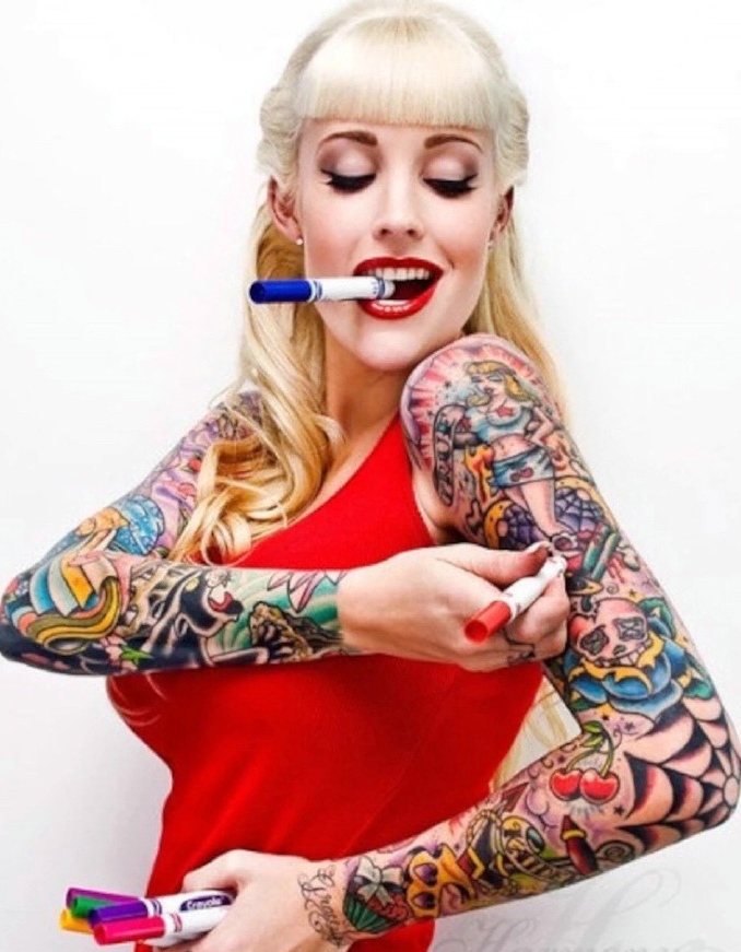 点击大图看下一张：笑容满面的欧美女孩双花臂纹身刺青