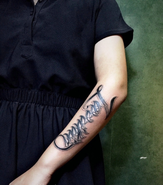 点击大图看下一张：手臂外侧小花体英文纹身刺青很美妙
