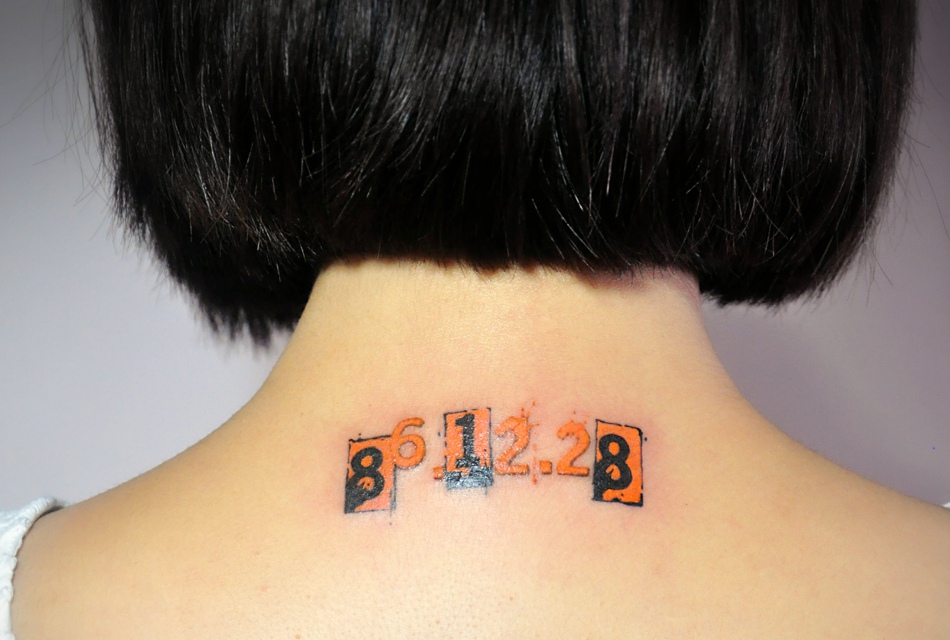 点击大图看下一张：小女生脖子后的阿拉伯数字纹身刺青