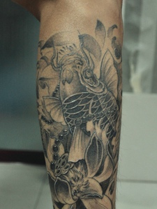 包小腿活力青春的黑灰鲤鱼纹身图案