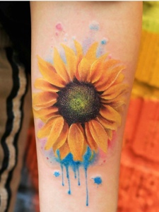 一组彩色的花儿在皮肤上盛开纹身刺青