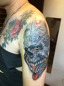 胸前花朵与手臂骷髅结合的纹身图案