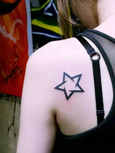 简单明了肩部下方的五角星纹身图案