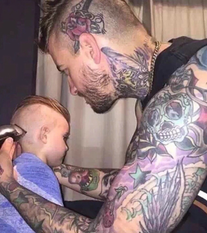 点击大图看下一张：男士满身图腾纹身是个好爸爸
