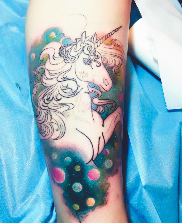 点击大图看下一张：包小腿一匹活跃的白色骏马纹身图案