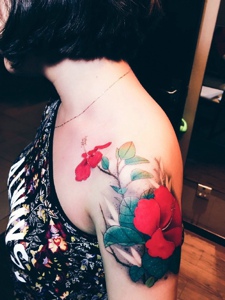 点击大图看下一张：精致美妙的香肩扶桑花纹身刺青
