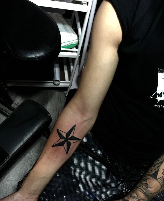 点击大图看下一张：男士手腕上的简单五角星纹身刺青