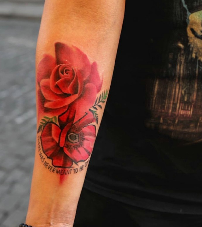 点击大图看下一张：一组彩色的花儿在皮肤上盛开纹身刺青