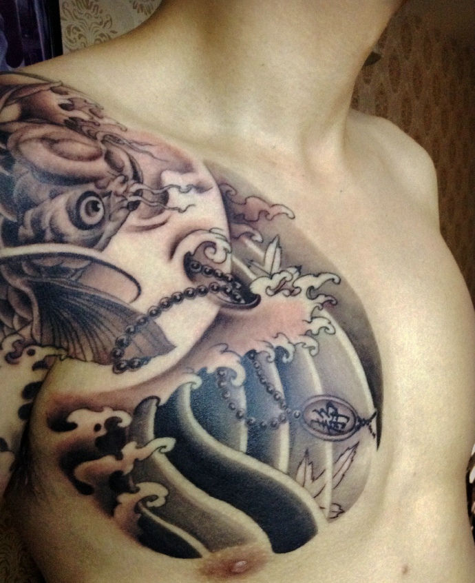 点击大图看下一张：超级霸气的半甲黑灰鲤鱼纹身图案