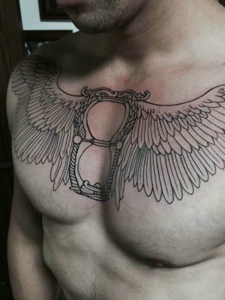 胸前一款有意义的图腾纹身刺青