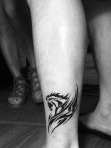 小腿处一匹迷你小马图腾纹身刺青