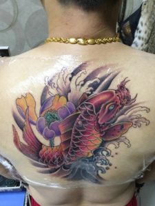 莲花与鲤鱼结合的后背纹身图案