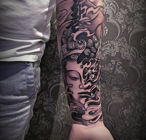 点击大图看下一张：佛与魔拼接而成的手臂纹身图案