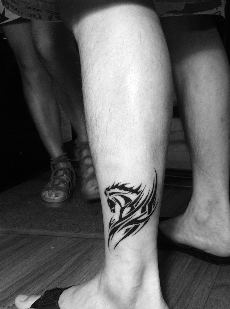 点击大图看下一张：小腿处一匹迷你小马图腾纹身刺青