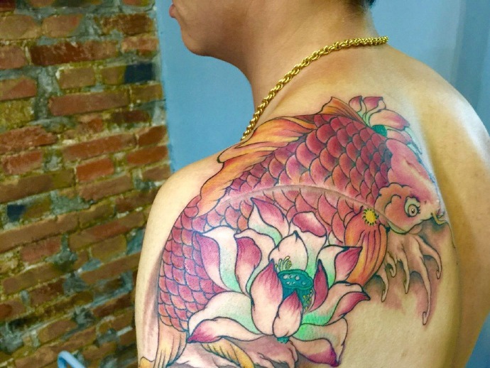 点击大图看下一张：土豪男士肩膀上的红鲤鱼纹身图案