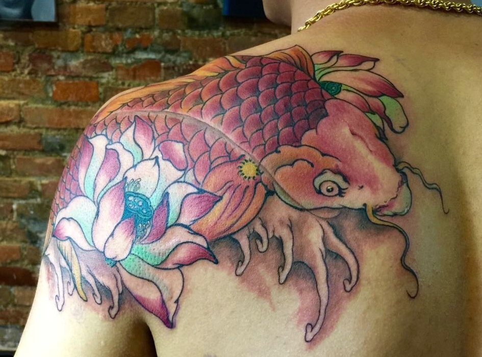点击大图看下一张：土豪男士肩膀上的红鲤鱼纹身图案
