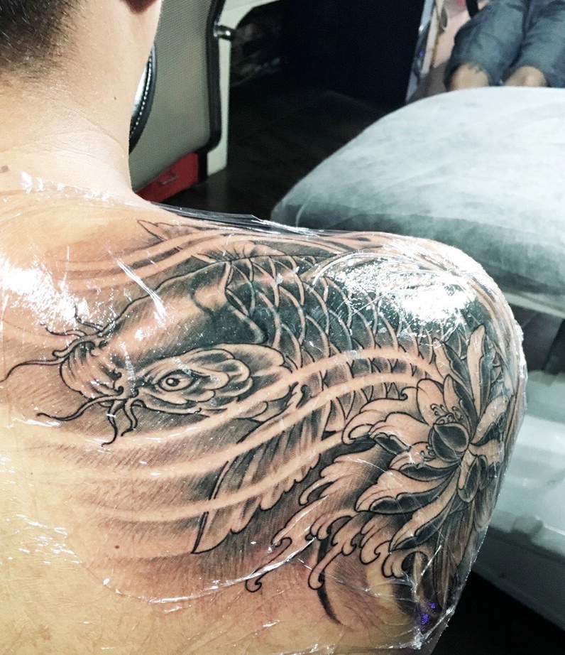 点击大图看下一张：马上完成的肩膀莲花鲤鱼纹身刺青