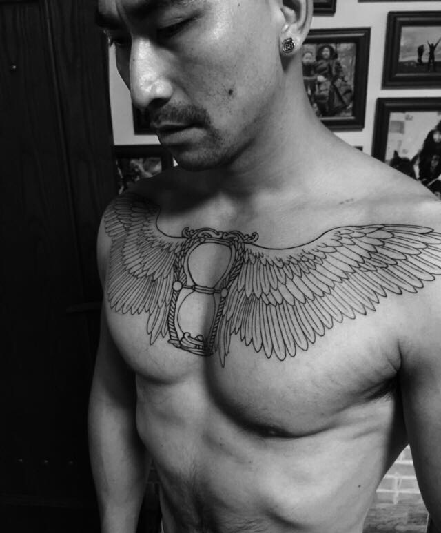 点击大图看下一张：胸前一款有意义的图腾纹身刺青