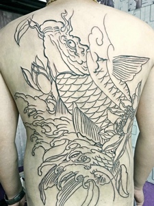 满背线条大鲤鱼纹身图案即将完成
