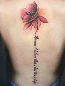 英文与花朵一起的脊椎部纹身刺青