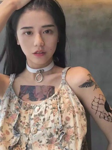 90后女生有着美妙的图腾纹身刺青