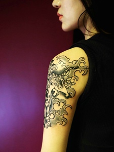 日式花猫与波浪的花臂纹身图案